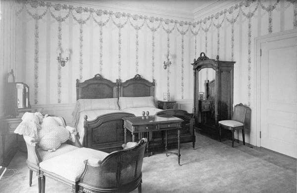 Photo shows another guest bedrooms in the Guggenheim Mansion